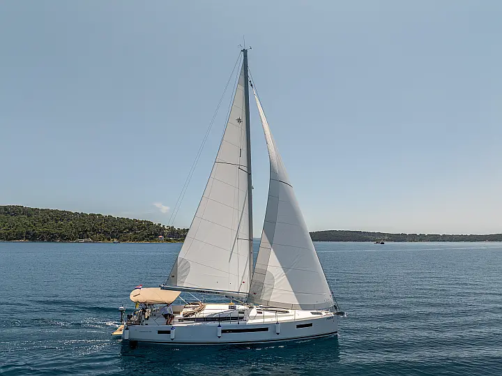 Sun Odyssey 490 - External image