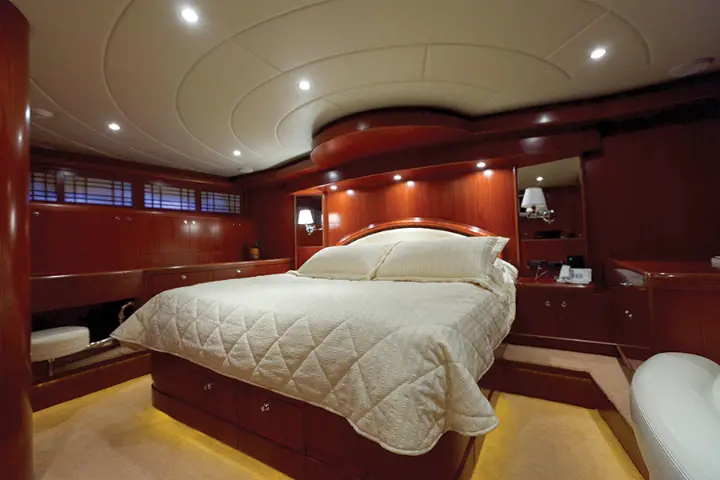 Johnson 87 - Johnson 87 Luxury yacht VIP cabin
