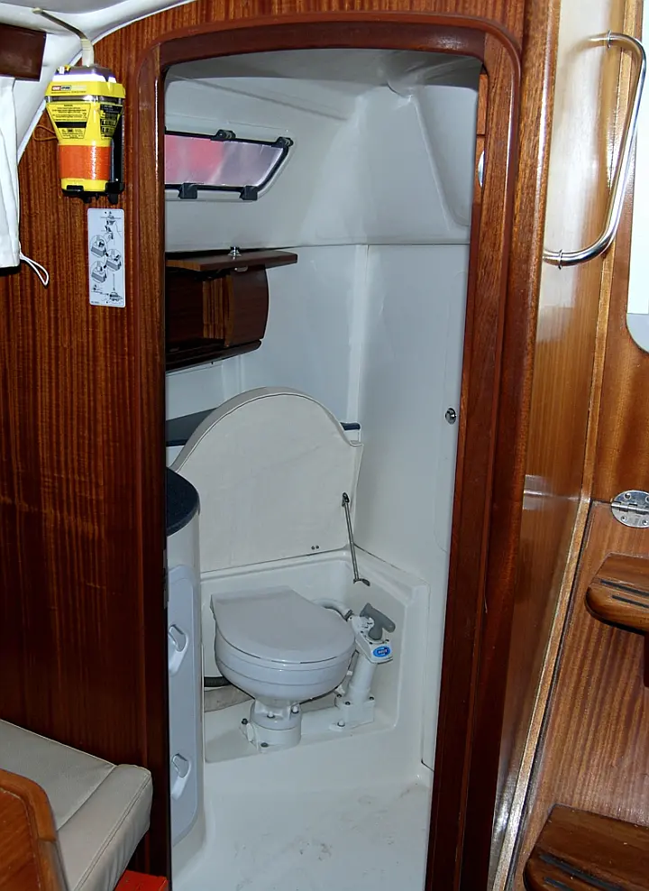 Bavaria 36 (Owner's version) - Toilet