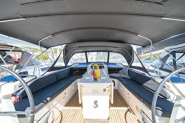 Oceanis 51.1 (5+1 cab) A/C & GEN - 