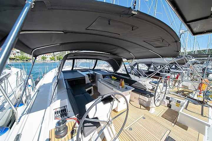 Oceanis 51.1 (5+1 cab) A/C & GEN - 