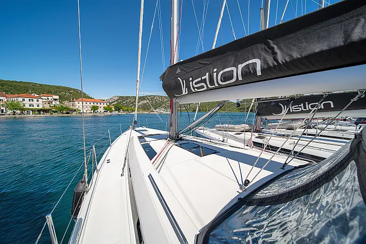 Oceanis 51.1 (5+1 cab) A/C & GEN - 