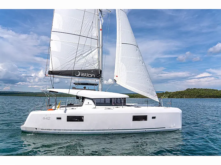 Lagoon 42 A/C & GEN & WM - External image