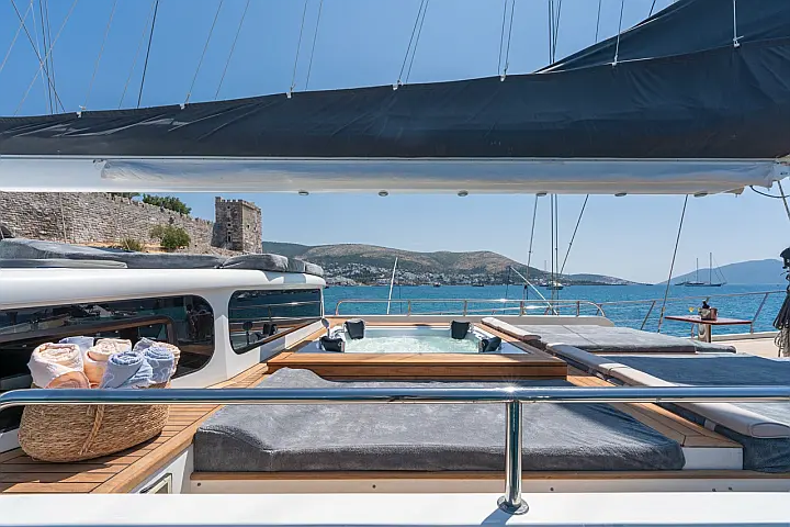 LUCKY YOU MOTORSAILOR - 