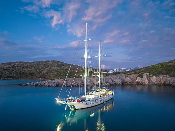 LUCKY YOU MOTORSAILOR - 