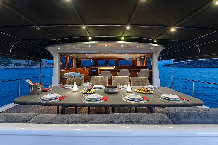 LUCKY YOU MOTORSAILOR - 