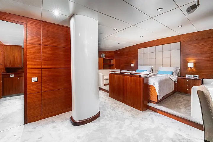 LUCKY YOU MOTORSAILOR - 