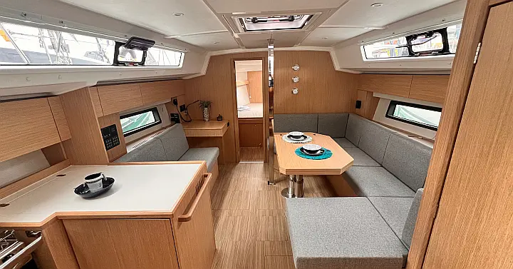 Bavaria C42 - 