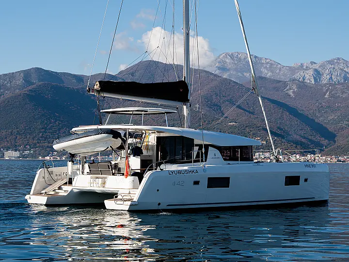 Lagoon 42 - External image