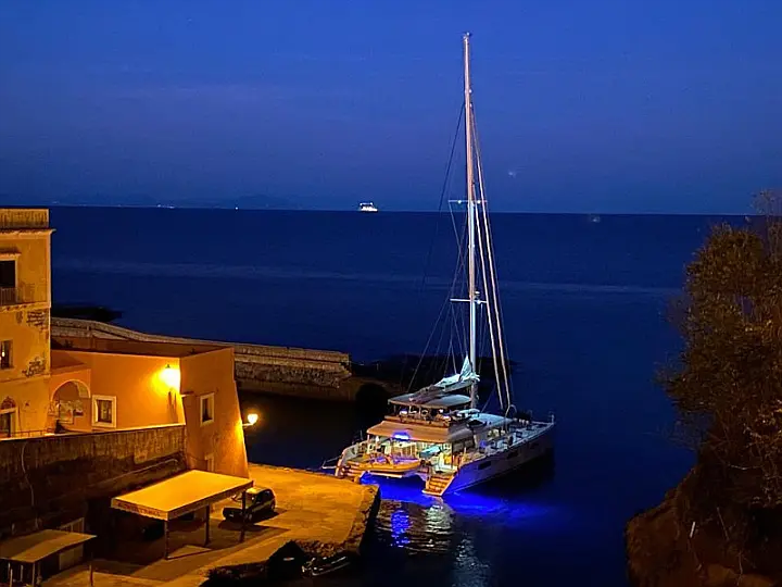 Lagoon 620 - External image