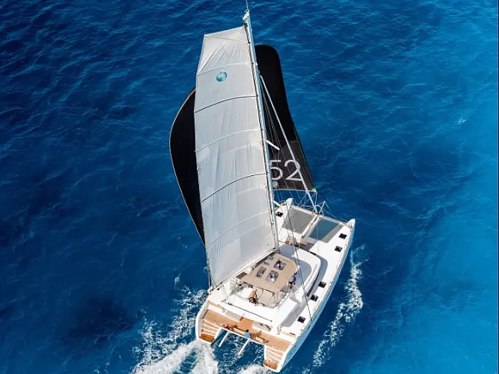 Lagoon 52F - External image