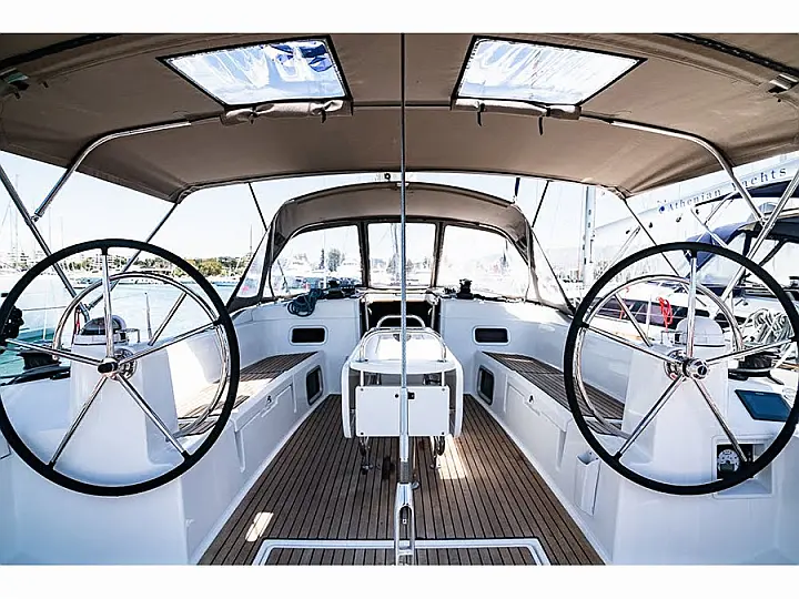 Sun Odyssey 519 - External image