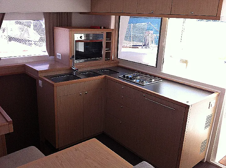Lagoon 400 S2 - photo