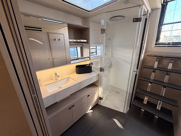 Lagoon 60 - Owner bathroom
