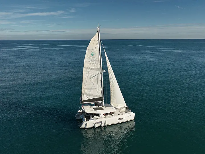 Lagoon 42 - External image