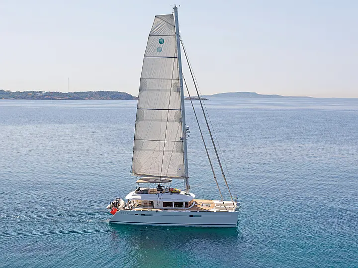 Lagoon 560 - External image