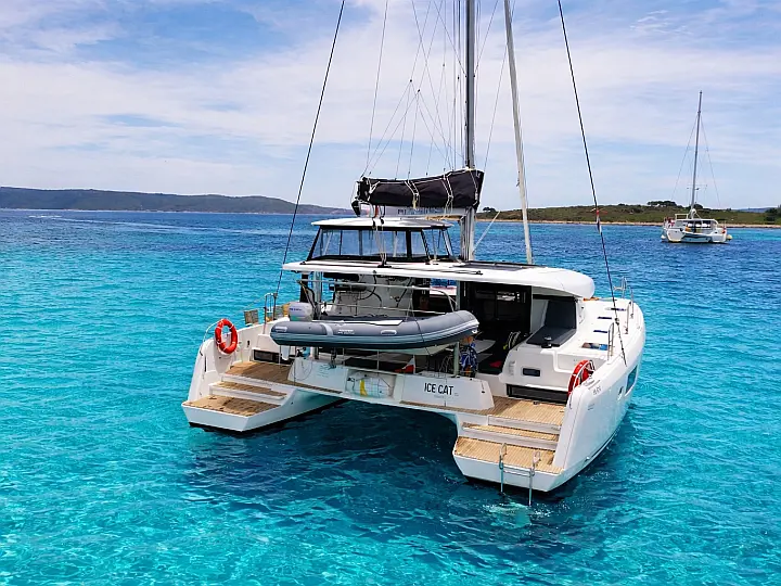 Lagoon 42 - External image
