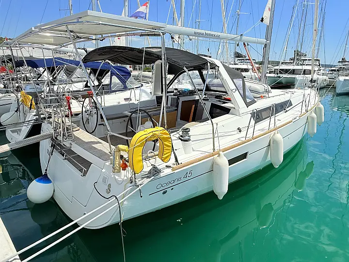 Oceanis 45 - External image