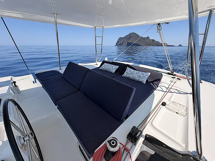 Lagoon 46  - Flybridge 3