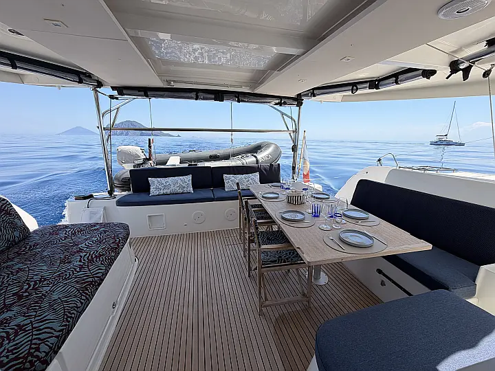 Lagoon 46  - Cockpit table