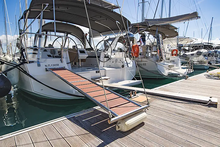 Bavaria C42 - 