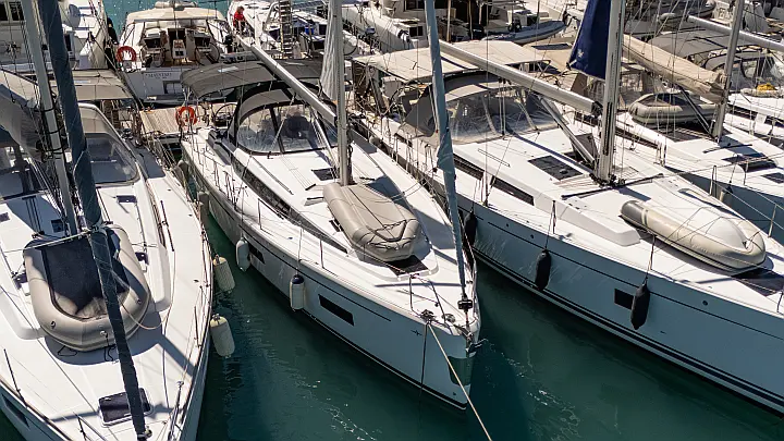 Bavaria C42 - 