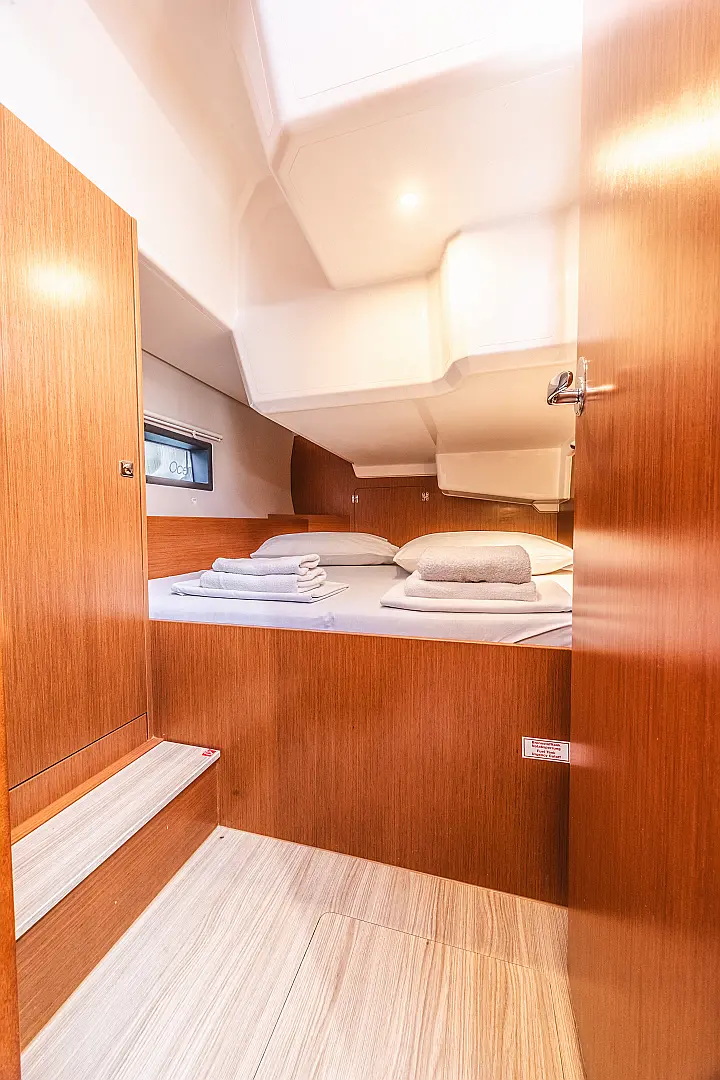 Bavaria C42 - 