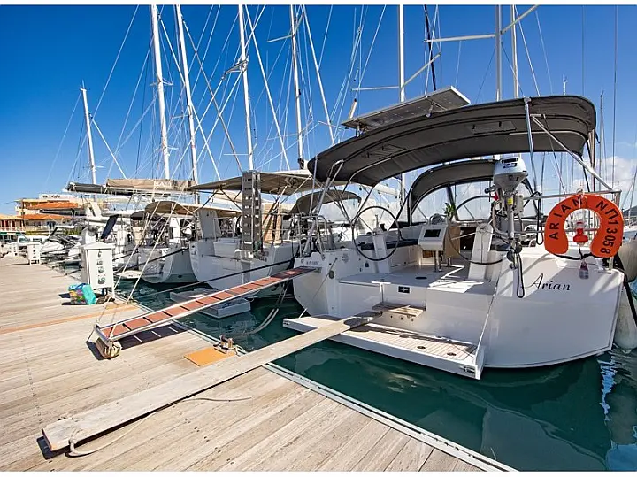 Bavaria C42 - External image