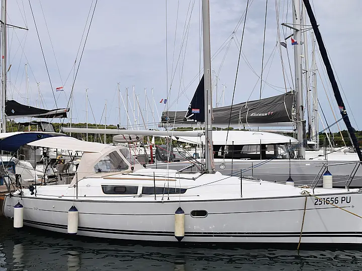 Sun Odyssey 32i - External image