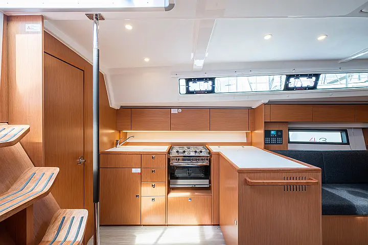 Bavaria C42 - 