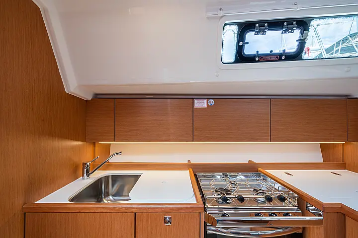 Bavaria C42 - 