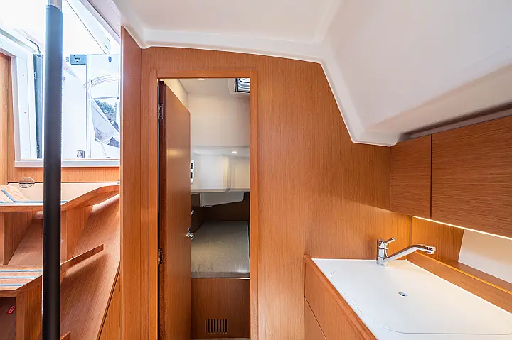 Bavaria C42 - 