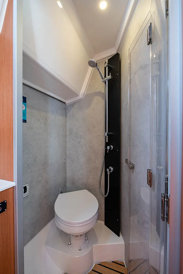 Bavaria C42 - 