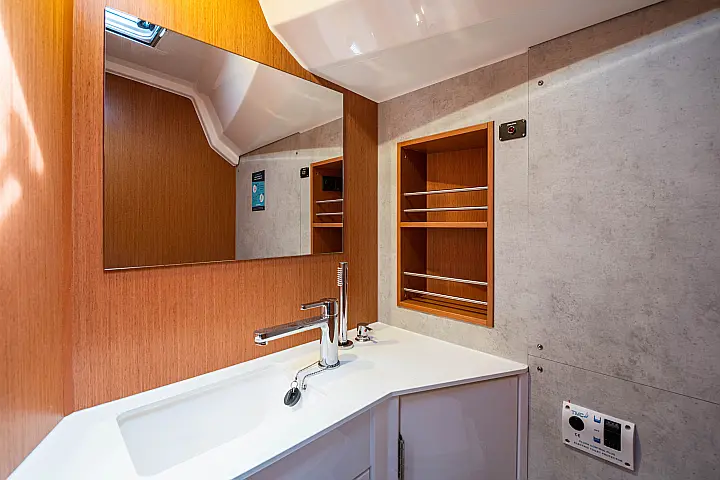 Bavaria C42 - 