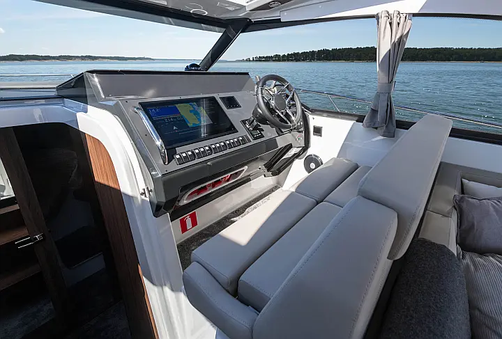 Grandezza 34 OC - helm station