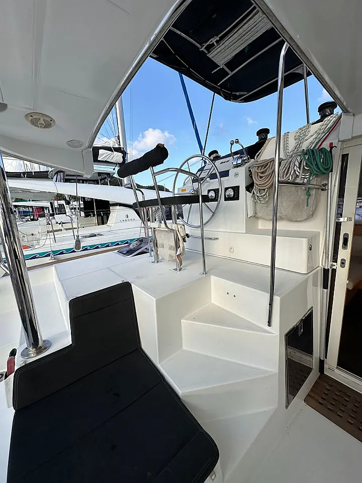 Lagoon 400 S2  - Lounge/Helm