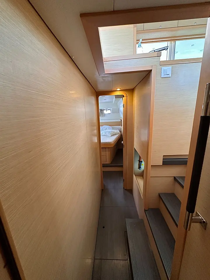 Lagoon 400 S2  - Hallway/Double Cabin