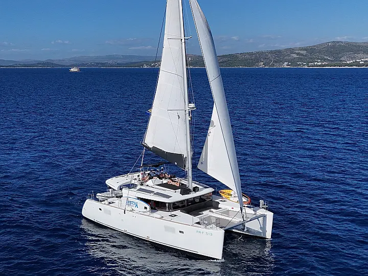 Lagoon 450 F - External image