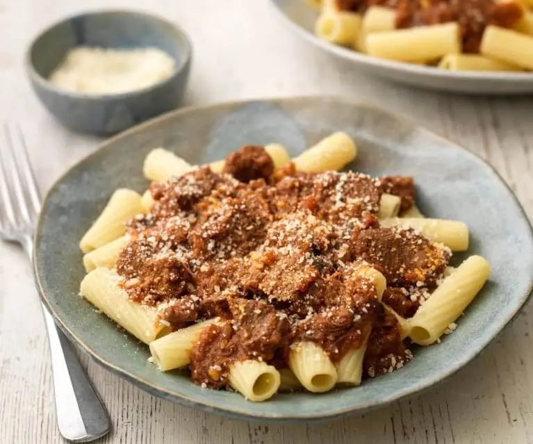 Makaroni with sauce serverd on a plate